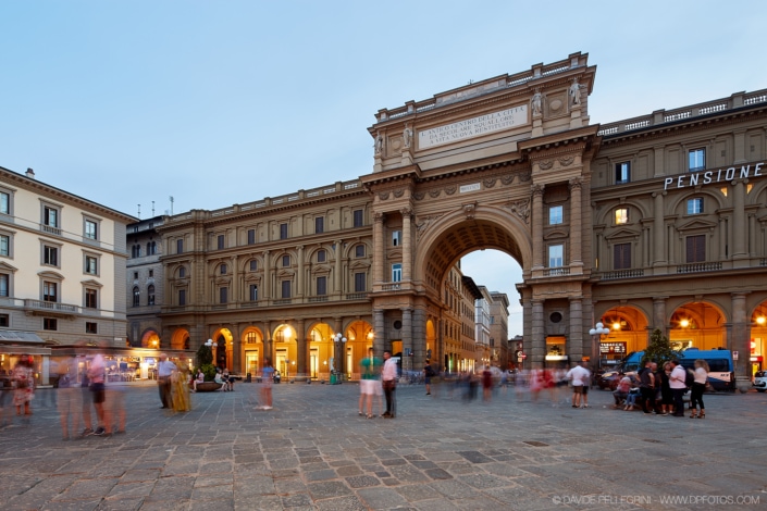 Un reportaje de personas caminando por una plaza en Florencia, Italia, capturando la vibrante interacción entre interiorismo y arquitectura.