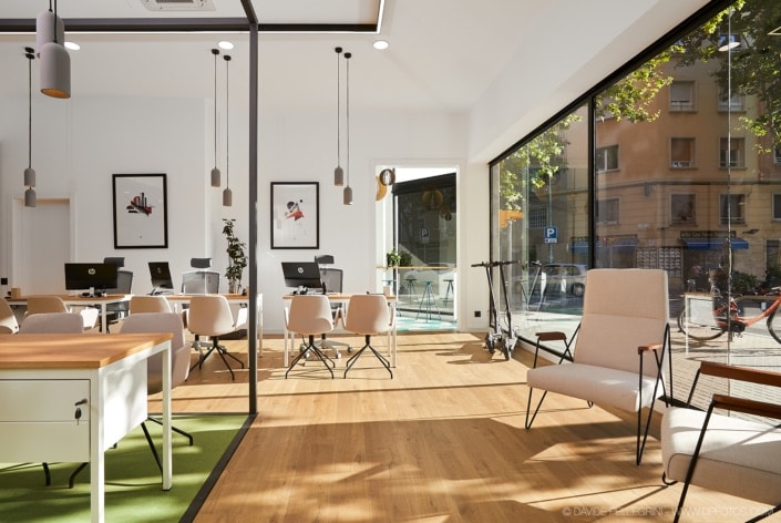 Descripción: Un espacio de oficina con un escritorio, sillas y una ventana.