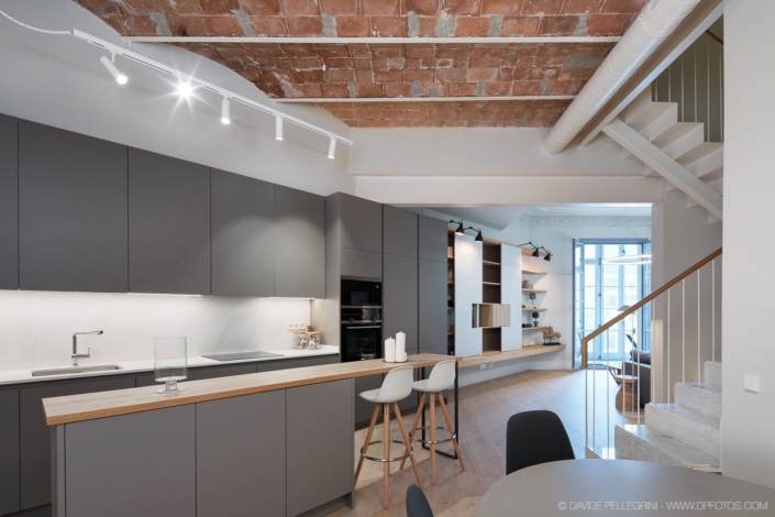 Una cocina moderna con techo de ladrillo, que muestra una impresionante combinación de interiorismo y arquitectura.