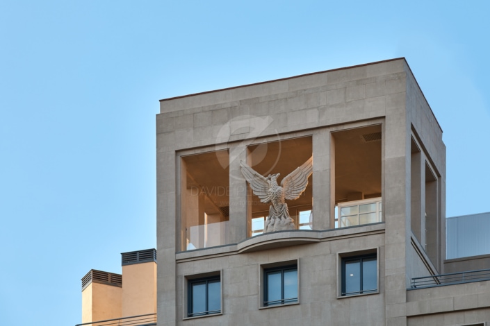Una estatua de Granvia de un águila en lo alto de un edificio.