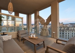 Un triplex Granvia con balcón amueblado para disfrutar de la impresionante vista de la ciudad.