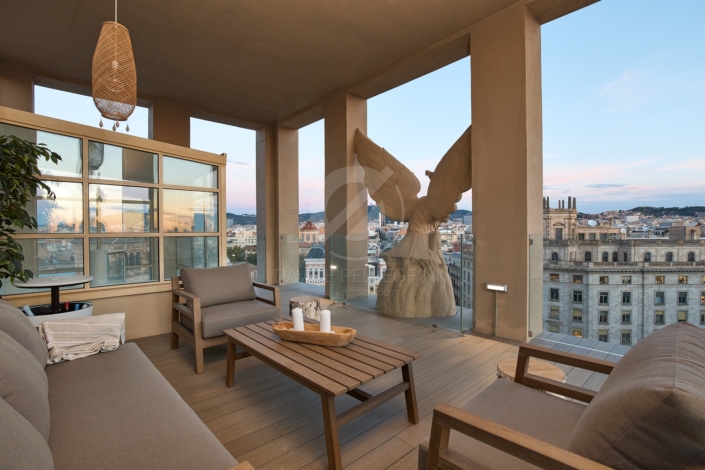 Un triplex Granvia con balcón amueblado para disfrutar de la impresionante vista de la ciudad.