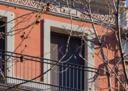 Foto de detalle de la fachada