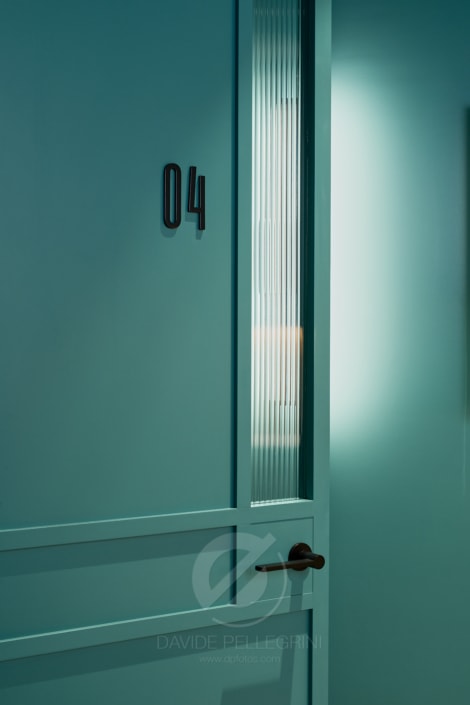 Una puerta azul con el número "04".