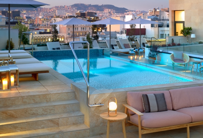 Fotografía de una terraza del hotel Me Barcelona