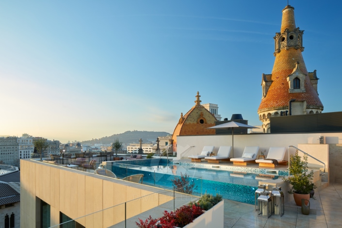 Fotografía de una terraza del hotel Me Barcelona