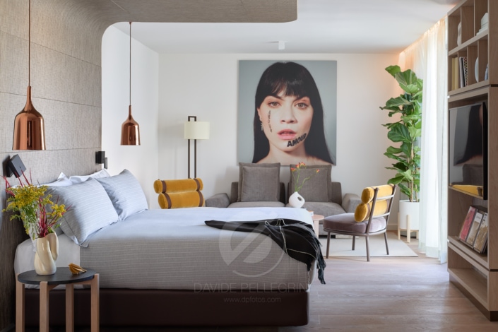 Fotografía de interiores de una habitación del hotel Me Barcelona