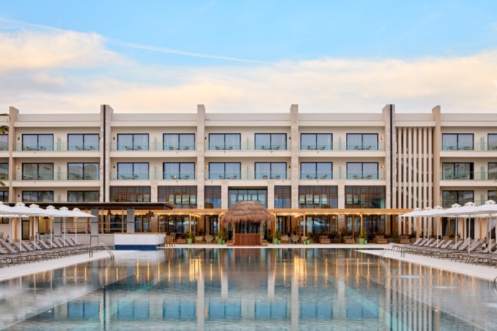 Fotografía de la piscina del hotel Melia Dürres realizada por le fotógrafo de hoteles Davide Pellegrini