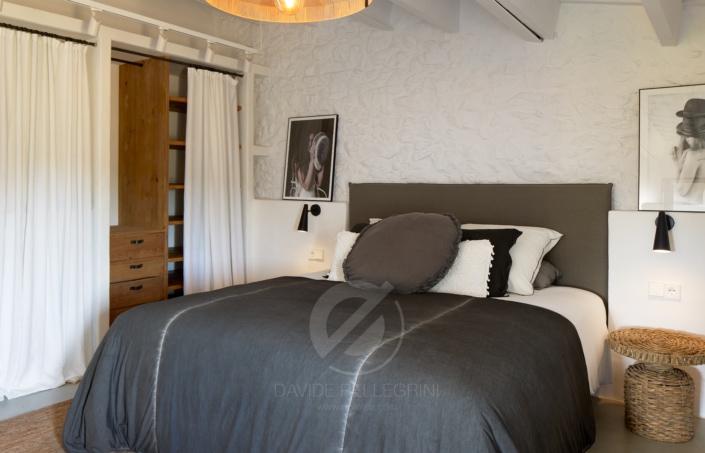 Un dormitorio con cama y cómoda, perfecto para capturar impresionantes fotografías ideal para fotógrafos especializados en masías.