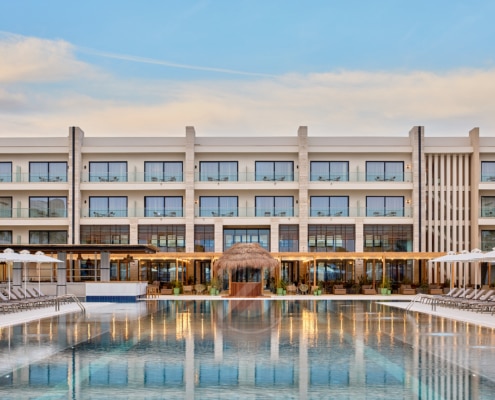 Meliá Durres, un impresionante hotel con una refrescante piscina y cómodos camastros, perfecto para tu reportaje fotográfico capturando momentos de relajación y lujo.