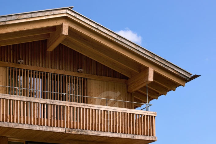 Descripción: Una casa de madera con un balcón en Baviera.