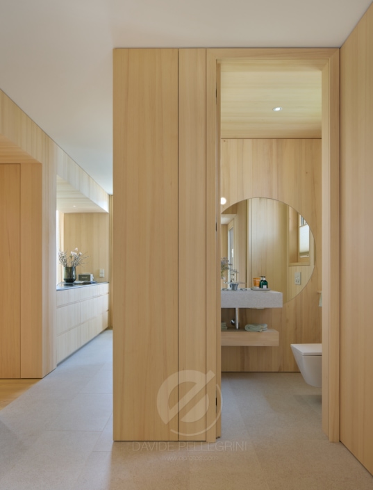 Un baño con paredes de madera y un inodoro en una casa bávara.