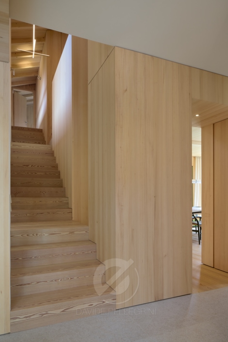 Descripción: Una escalera de madera que conduce a una sala de estar en una casa bávara.