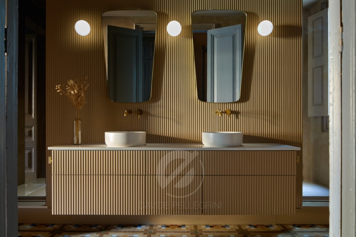 Un amplio baño con dos lavabos modernos y un gran espejo, perfecto para capturar impresionantes fotografías de diseño de interiores.