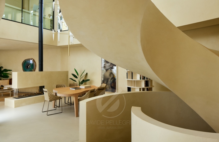 Una escalera de caracol en una casa moderna, perfecta para una sesión fotográfica de una inmobiliaria de alto standing.