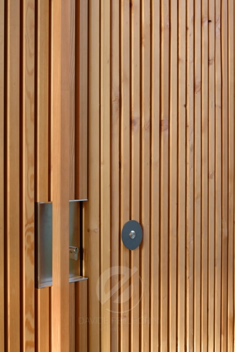 Descripción: Una puerta de madera con un tirador de metal.
Palabras clave: reportaje fotográfico