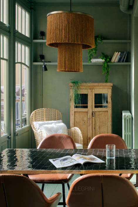 Un comedor con mesa y sillas, captado por un fotógrafo profesional especializado en fotografía de interiorismo.