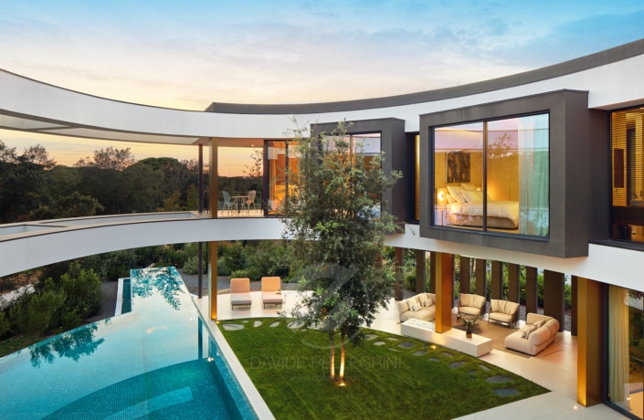Una casa moderna con piscina disponible para la venta por una inmobiliaria, que ofrece comodidades de alto nivel.