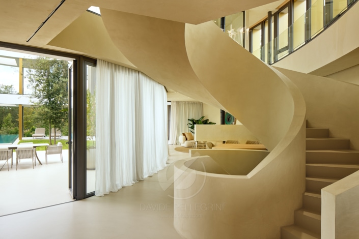 Una casa moderna con una escalera de caracol perfecta para una sesión fotográfica o para mostrar las propiedades de alto nivel de la inmobiliaria.