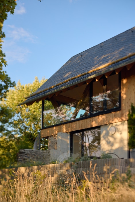 Reportaje fotográfico de arquitectura: Una casa en la cima de una colina con un techo de pizarra.