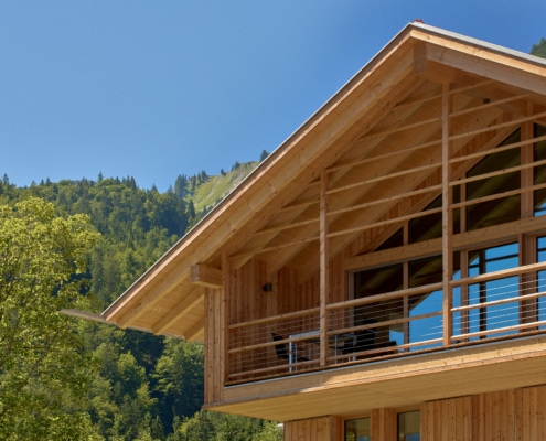 Una casa de madera en Bayern con balcón.